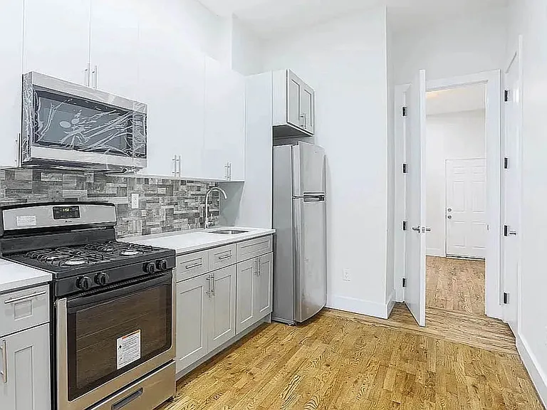 352 Melrose St #1R — Photo 3