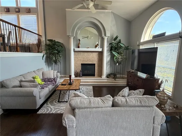 1208 NW Cedar Ln, Grain Valley, MO 64029