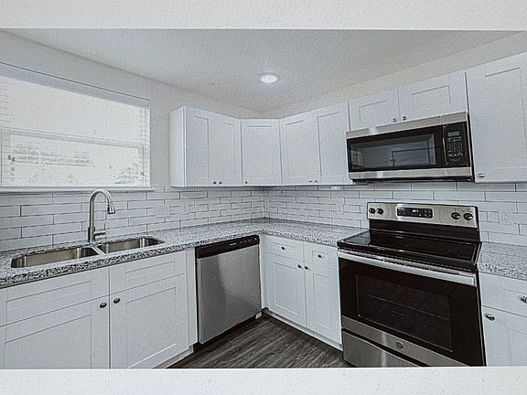 2nd image of 2913 Rosewood St #2