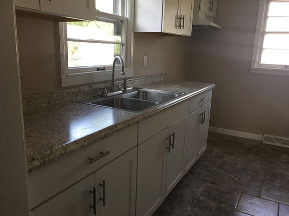 3rd image of 3513 Elwood Ave
