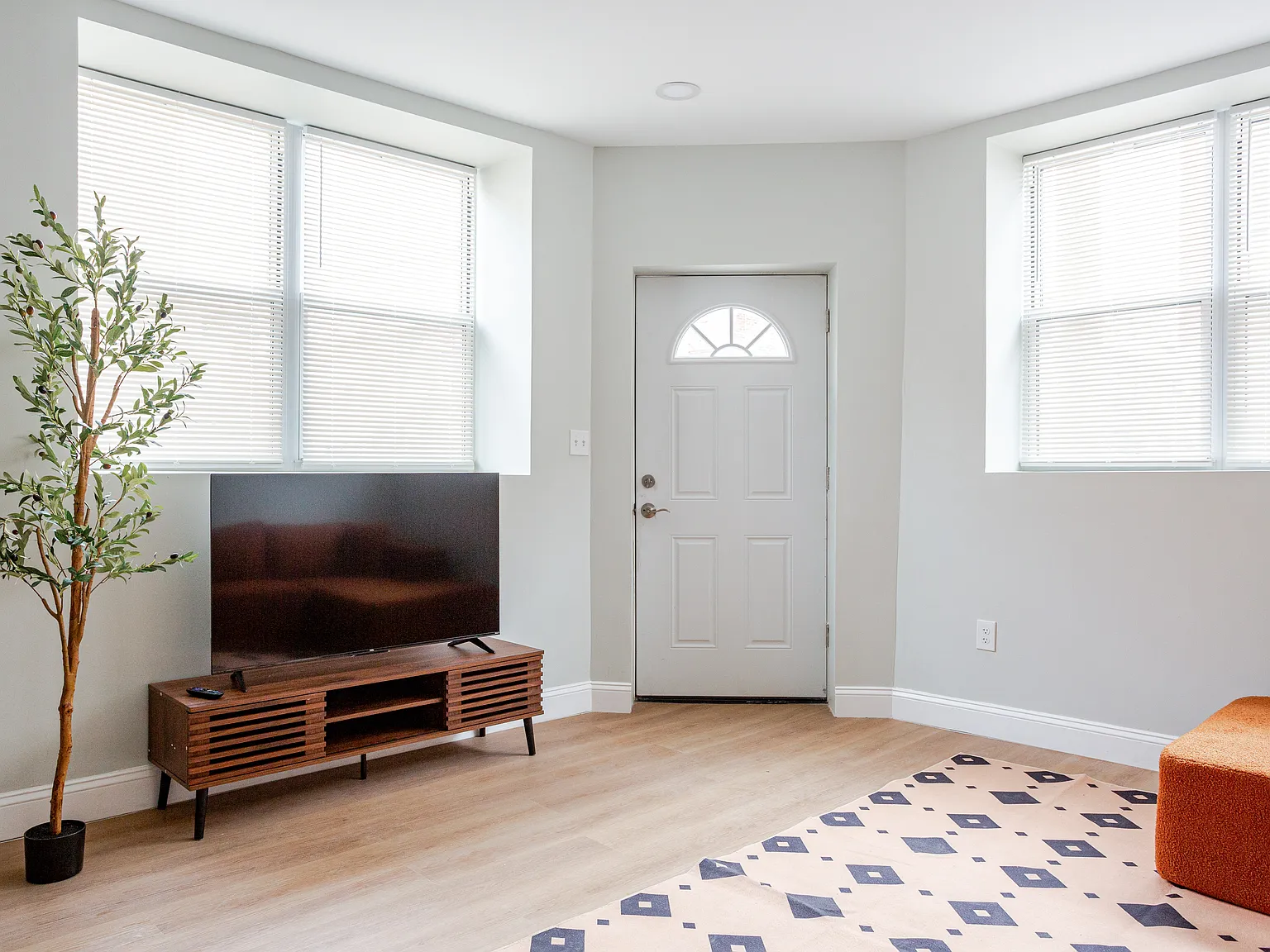 3 bed, $4,700 — Photo 1