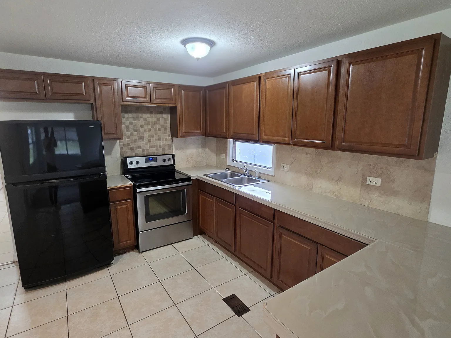 3 bed, 965 sqft, $1,600 — Photo 2