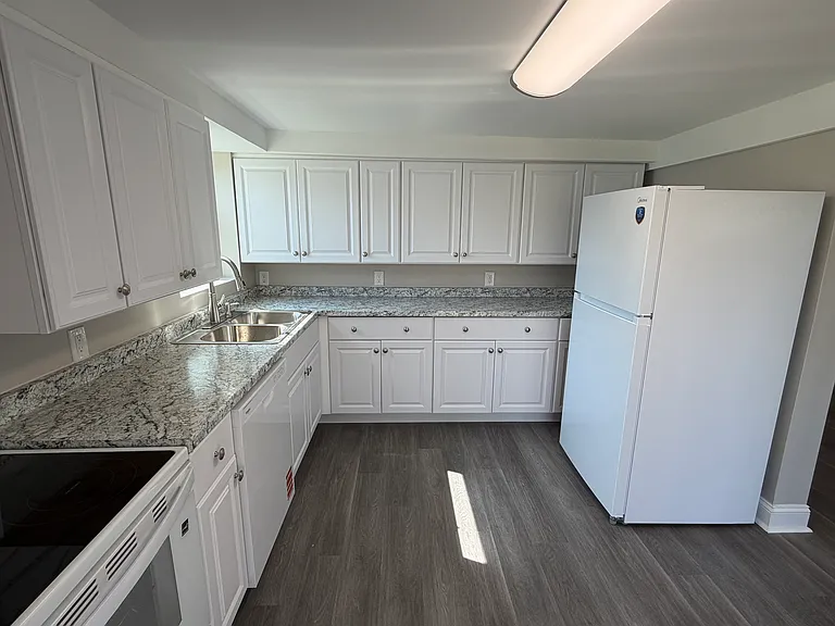 4454 University Dr #B — Photo 3