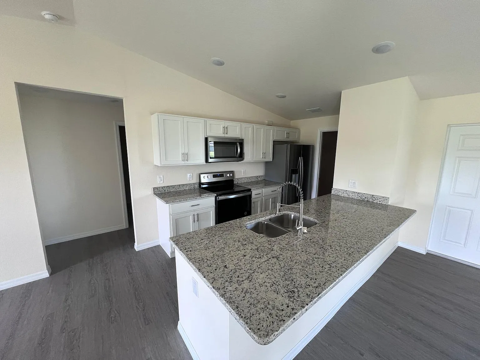 3 bed, 1325 sqft, $2,100 — Photo 4