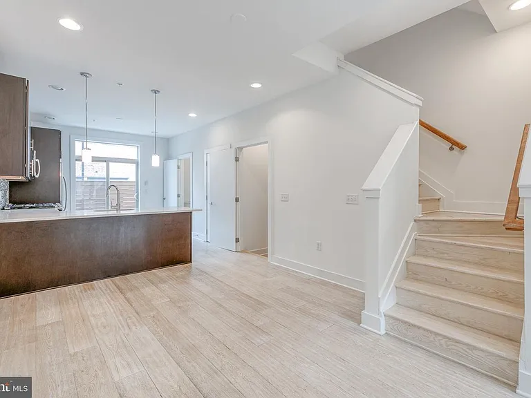 906 N 5th St — Photo 2