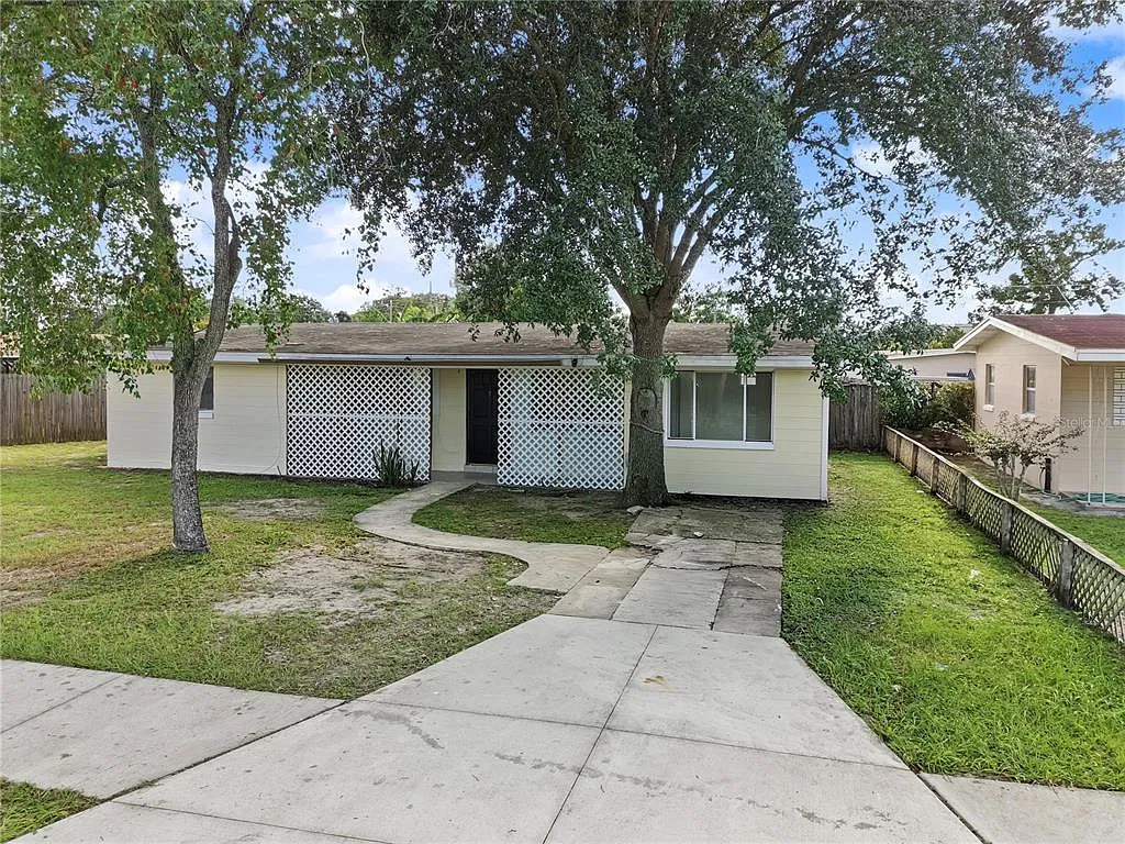 3 bed, 1.0 bath, 1201 sqft, $1,700 — Photo 2