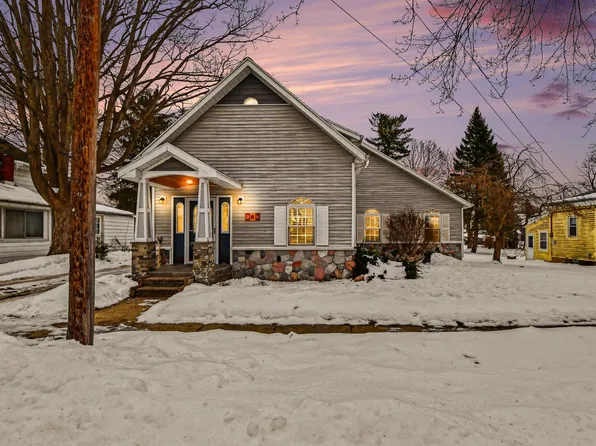 224 Pleasant Ave SE, Caledonia, MI 49316