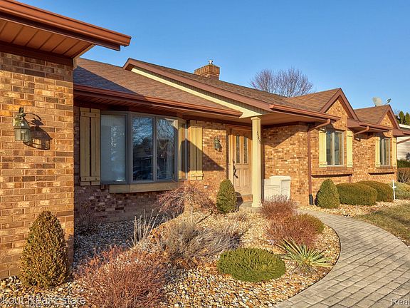 5th image of 686 Willow Ln