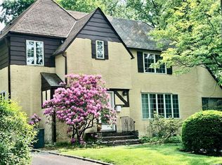 24 Shadow Ln, Great Neck, NY 11021