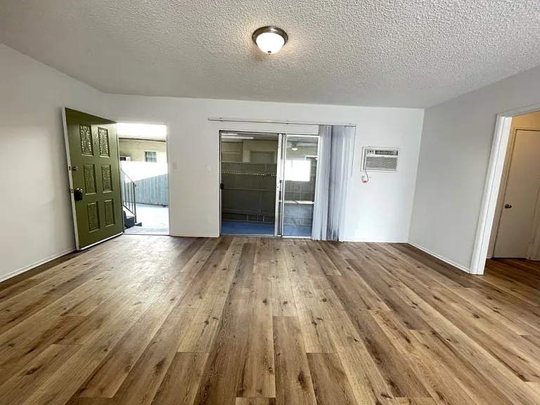 6632 Darby Ave — Photo 9