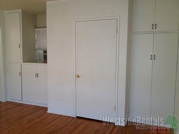 4th image of 226 N Hollywood Way #C