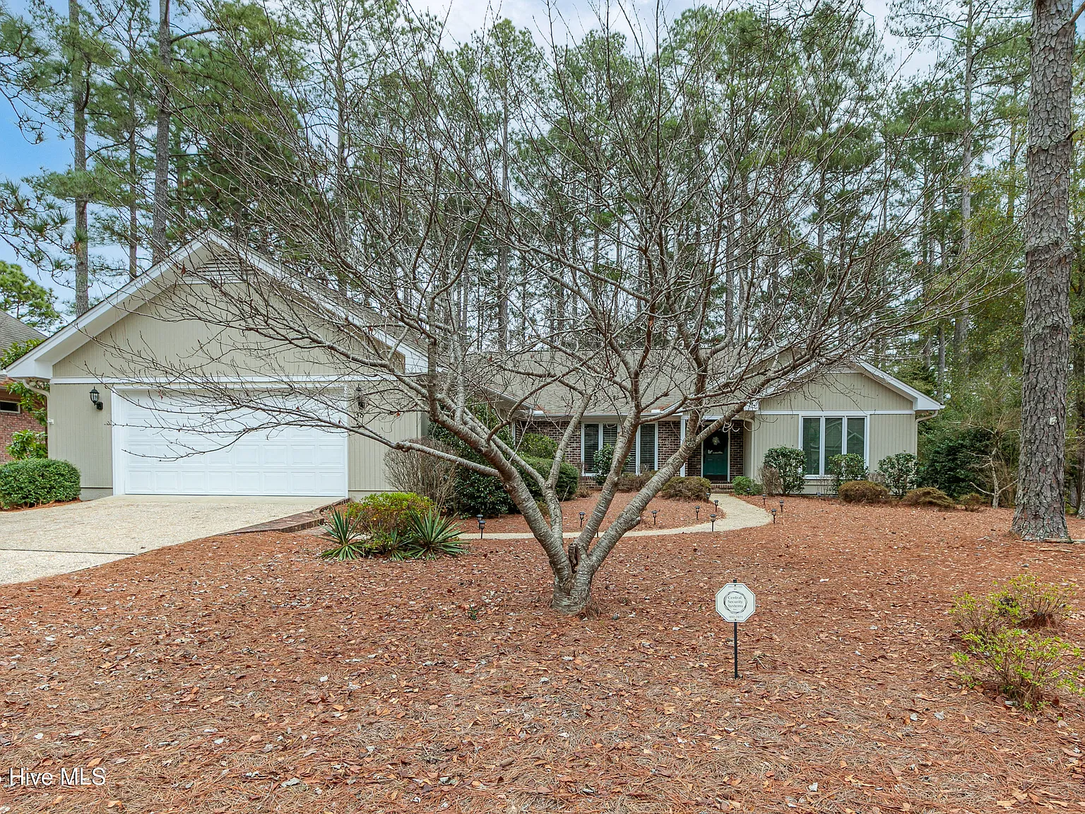 3 bed, 2.0 bath, 2350 sqft, $3,200 — Photo 2