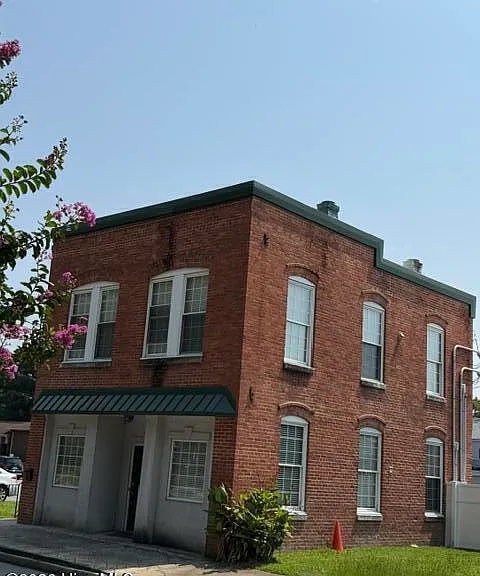 104 W James St — Photo 1