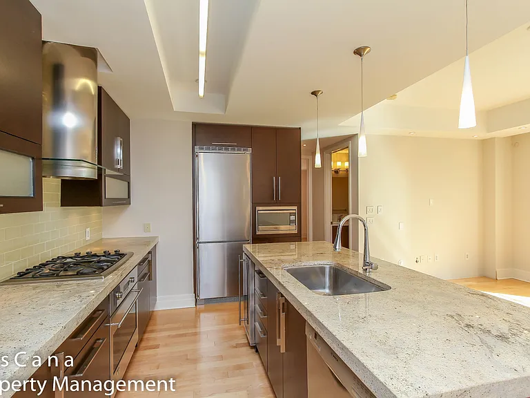 327 Breezehill Ave S #702 — Photo 11
