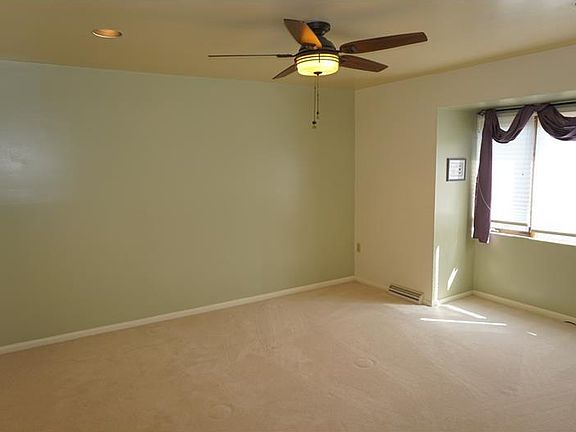 5th image of 211 Pine Ct