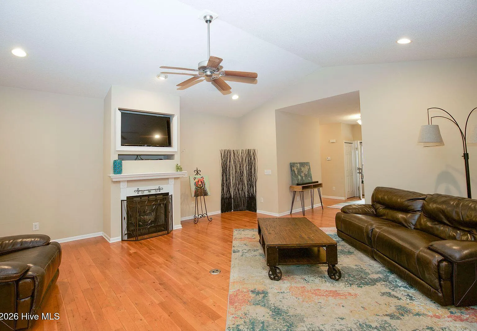 3 bed, 2.0 bath, 1872 sqft, $2,100 — Photo 4