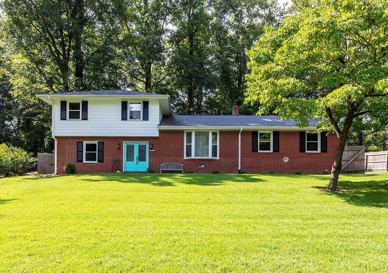 Large fenced in yard and Sun room! — Photo 1