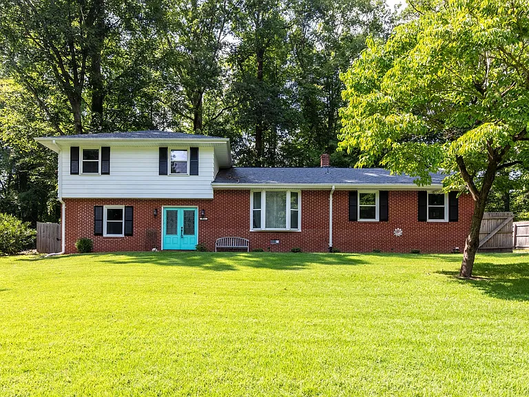 111 Deer Spring Rd — Photo 1