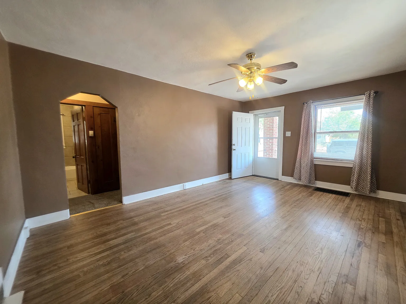 3 bed, 962 sqft, $1,600 — Photo 4