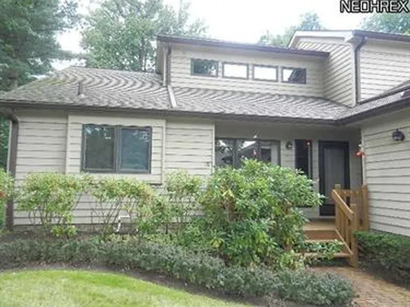 222 Heather Hl, Chagrin Falls, OH 44023