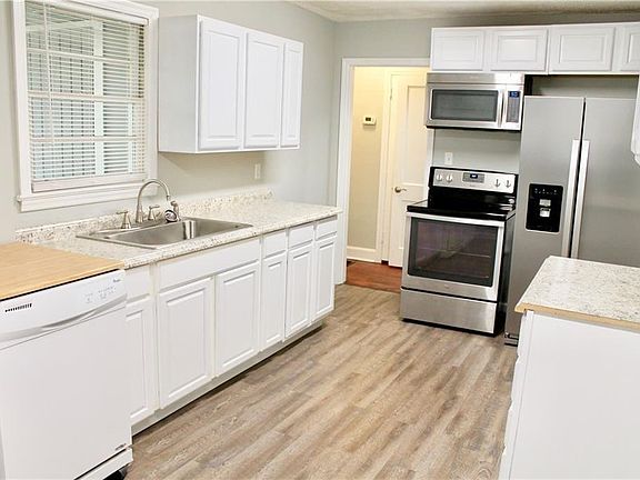 3rd image of 3325 Kemble Ave