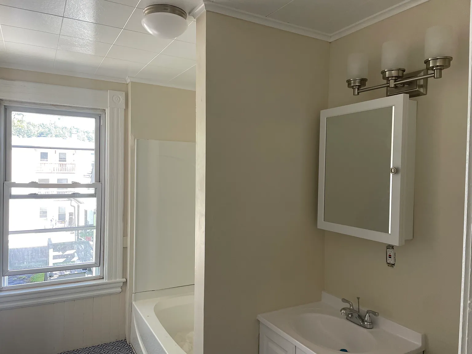 3 bed, 720 sqft, $1,900 — Photo 3