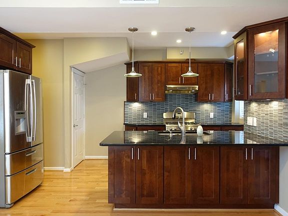 5th image of 1368 Parkwood Pl NW