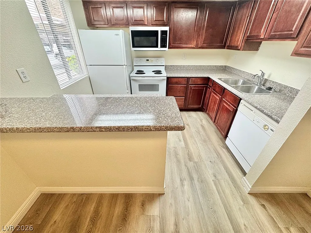 2 bed, 2.0 bath, 978 sqft, $1,360 — Photo 2