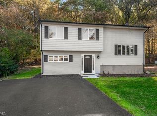 26 Fawn Lake Rd, Stockholm, NJ 07460