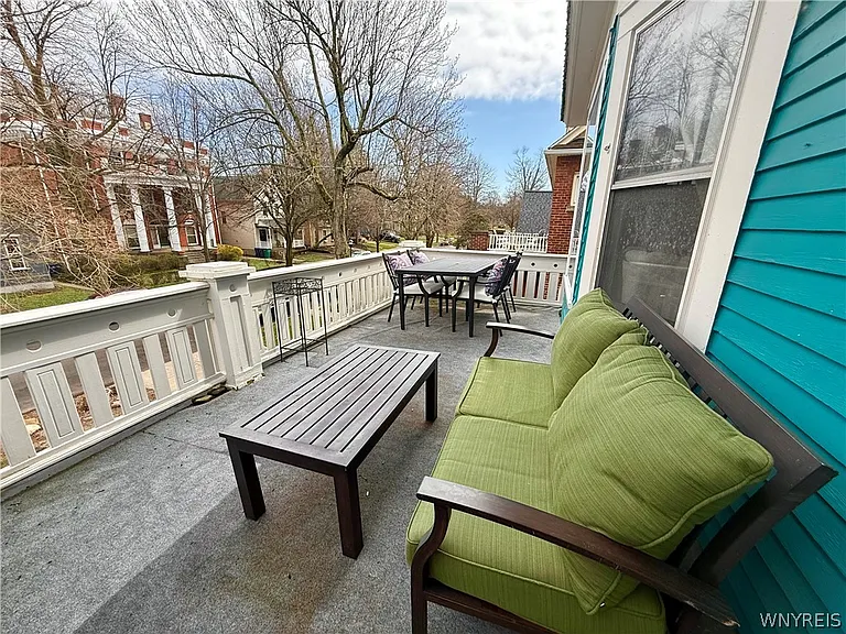 118 Ashland Ave — Photo 2