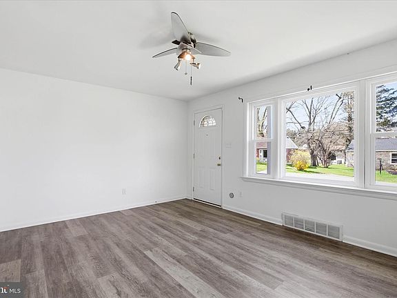 4th image of 319 Dahlia Rd