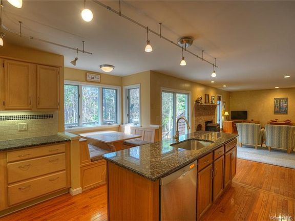 3rd image of 5 Holly Ln