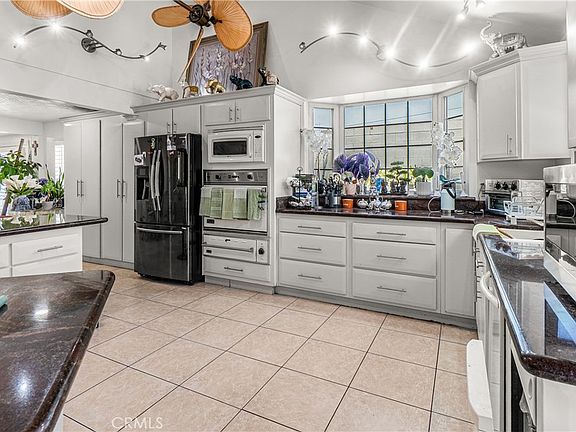 3rd image of 6061 Arden Ave