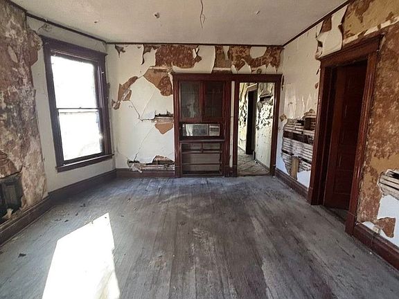 5th image of 927 W 53rd Pl