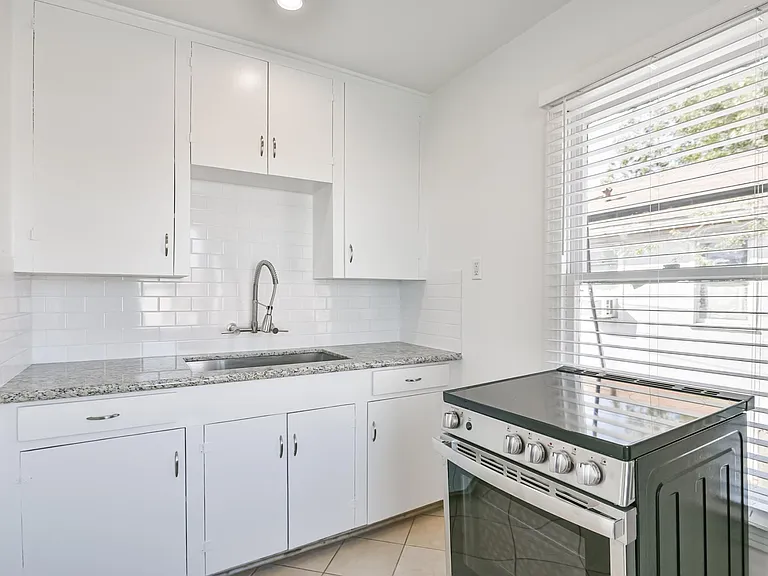 4518 Avenue P — Photo 13