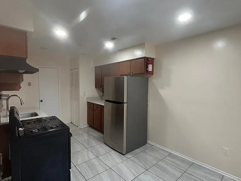 210 Edison Glen Ter — Photo 5