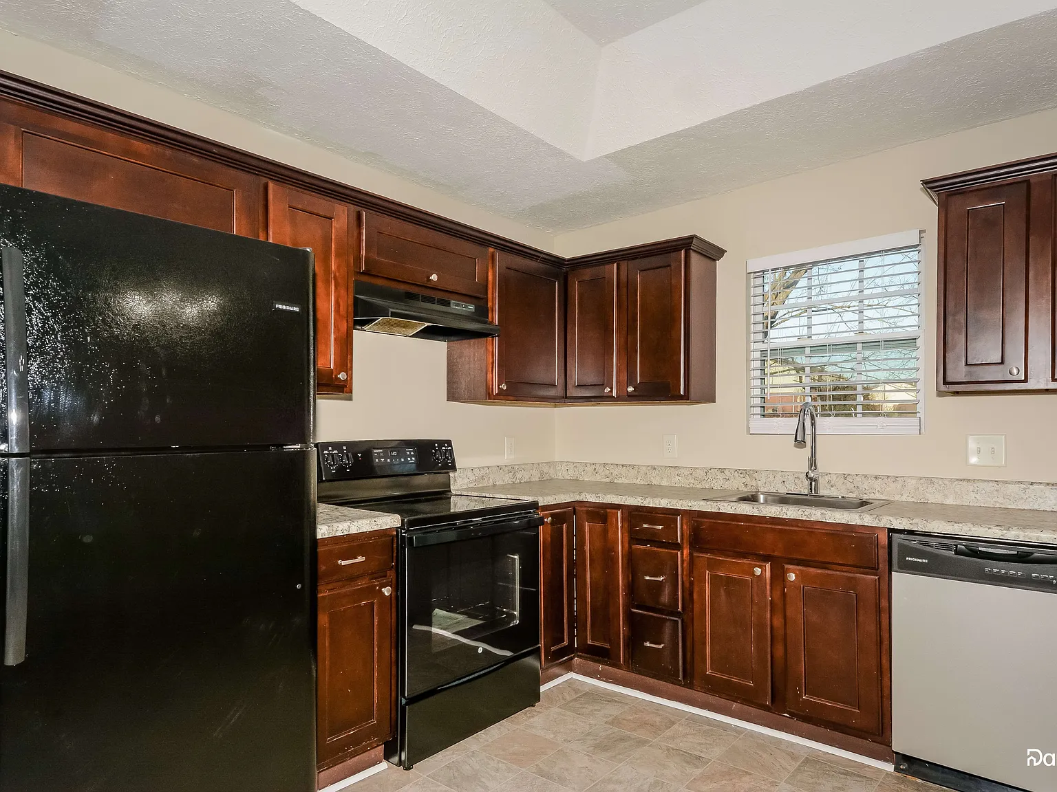 3 bed, 2.0 bath, 1495 sqft, $2,055 — Photo 3