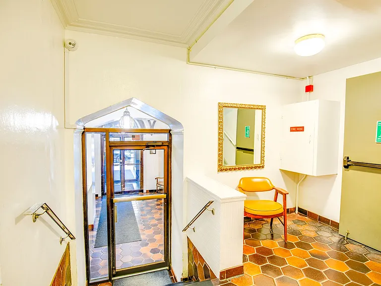 Canterbury Court Apartments — Photo 8