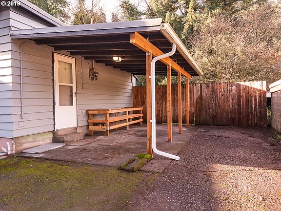 3rd image of 4704 NE Pacific Ave
