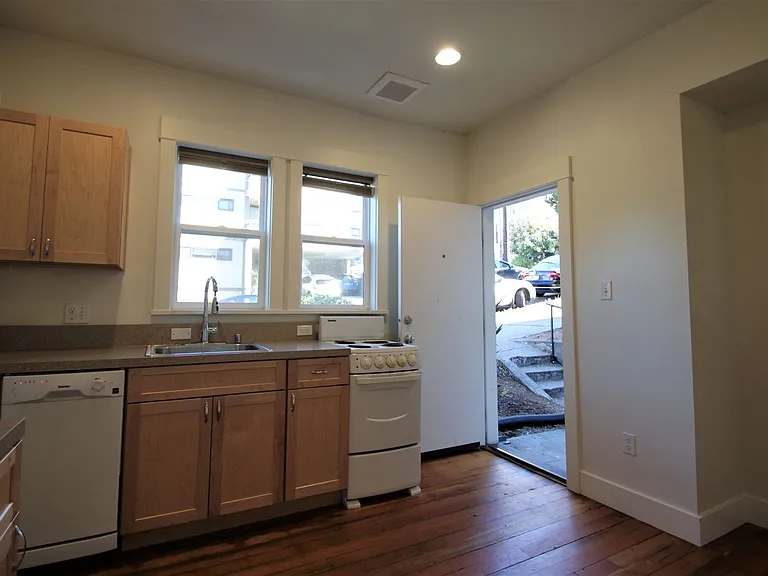 2046 Franklin Ave E — Photo 4