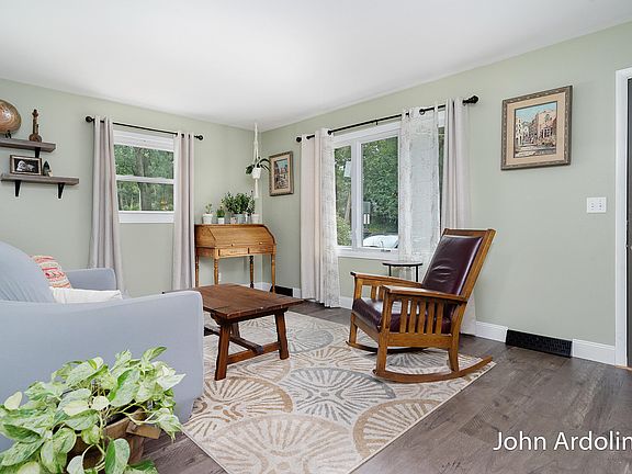 5th image of 3446 Vineyard Ave NE