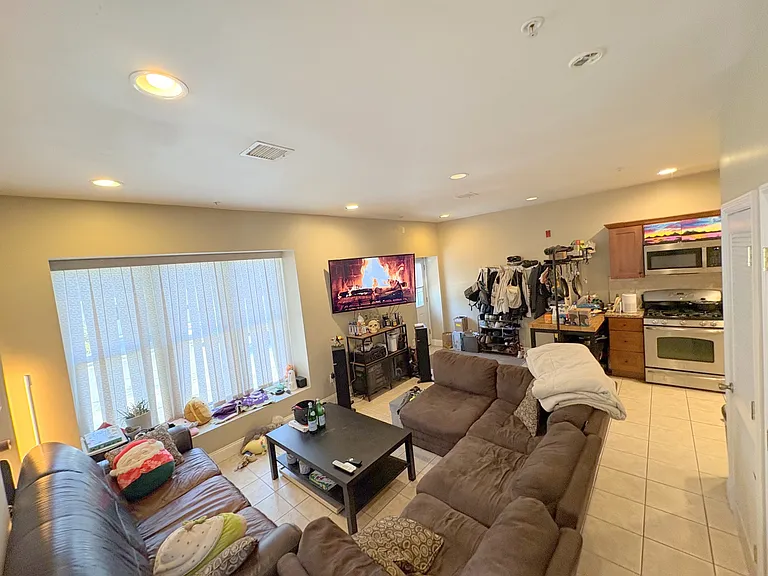 914 Saratoga St — Photo 3