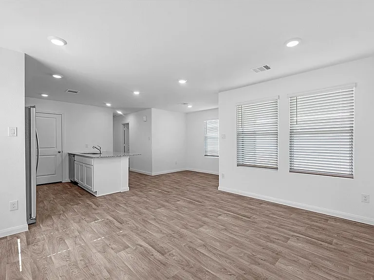 14659 New Village Dr — Photo 5