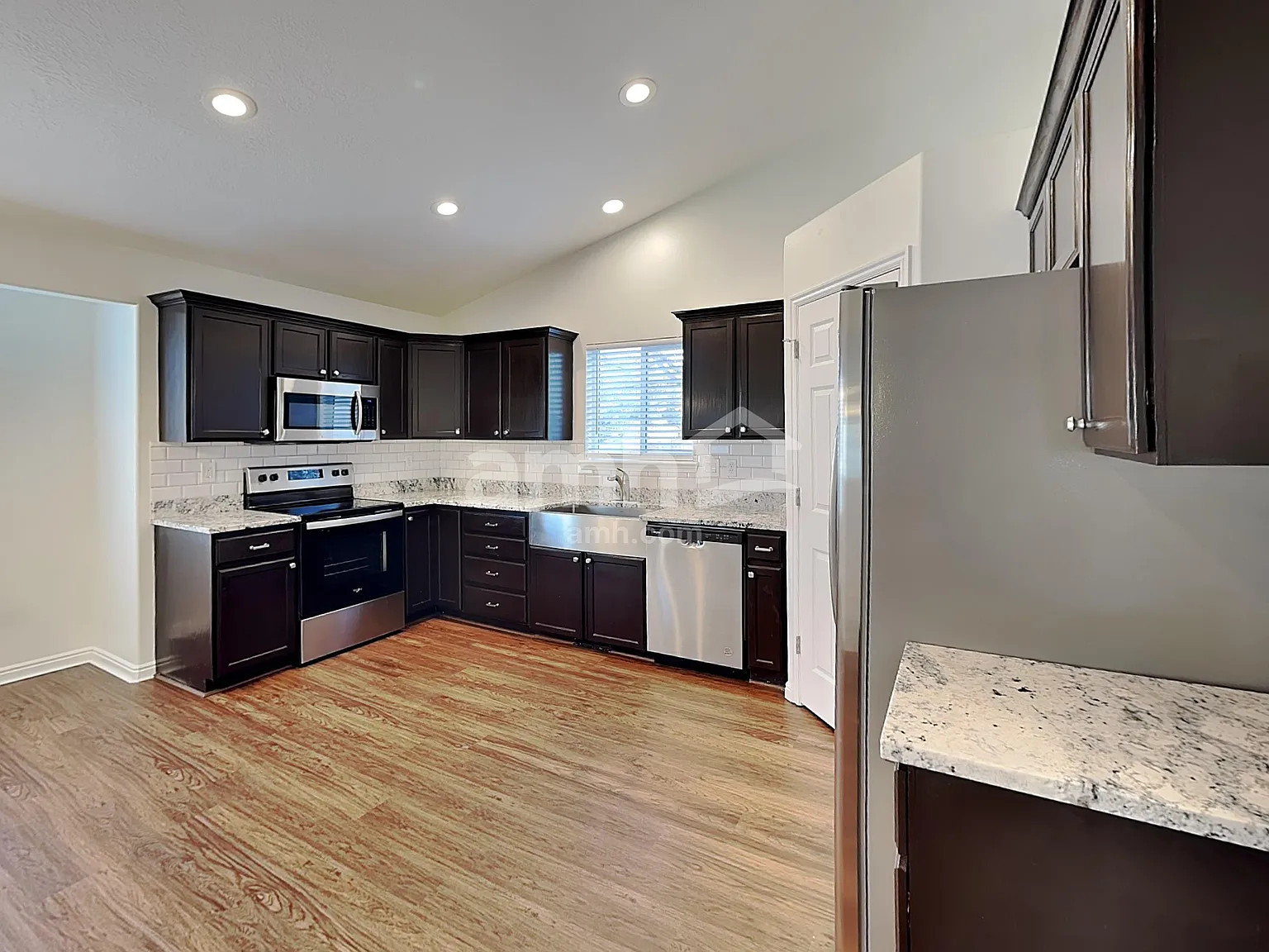 5 bed, 3.5 bath, 2380 sqft, $2,600 — Photo 3