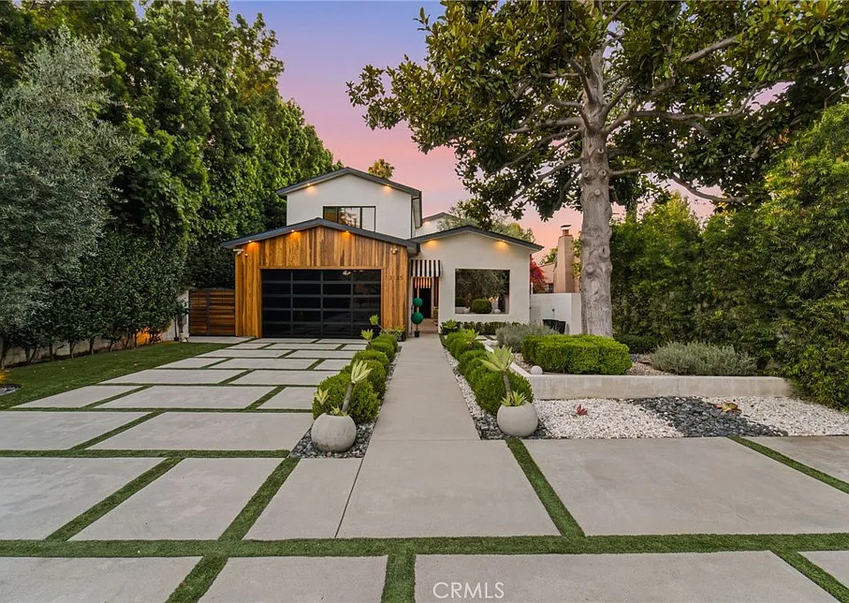 13135 Chandler Blvd