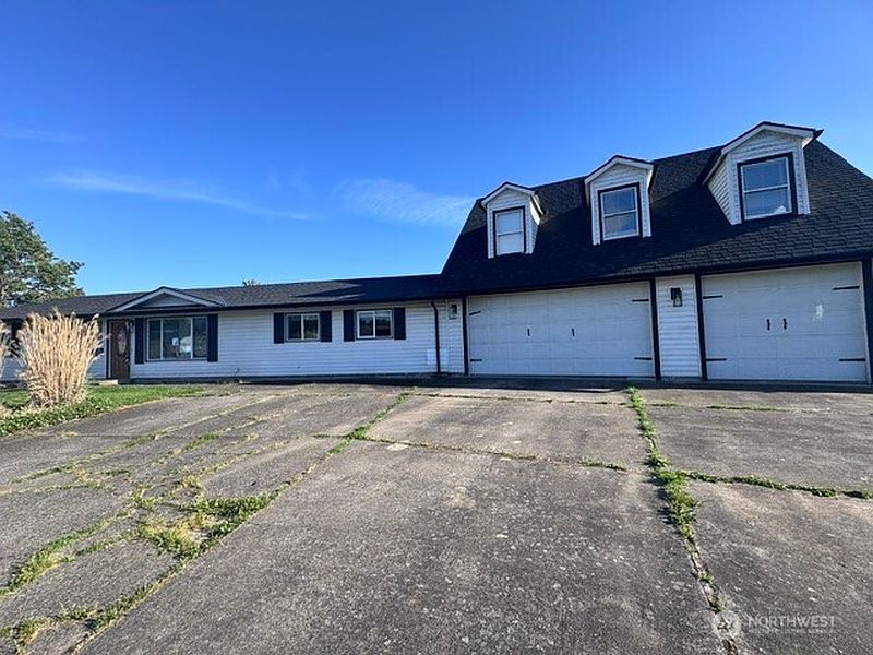 3rd image of 3215 Williams Avenue