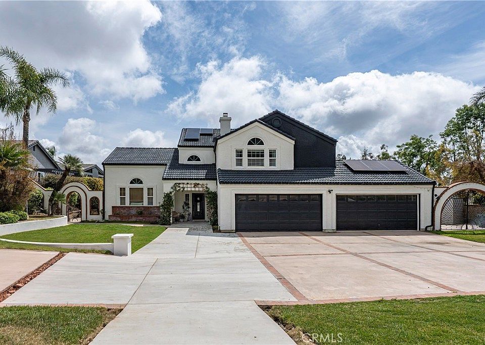 1st image of 2580 Euclid Cres E