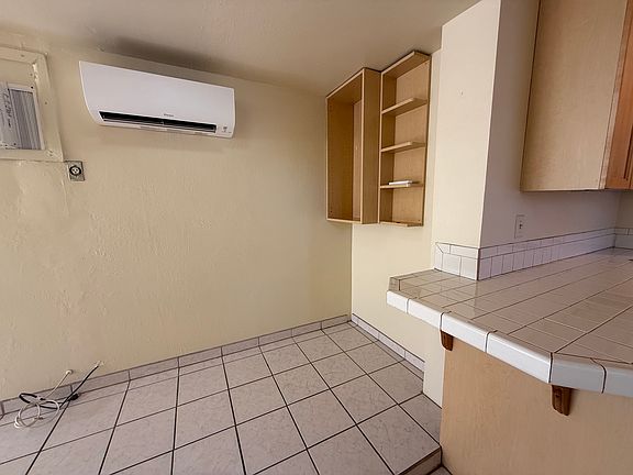 3rd image of 901 E Claremont St #7