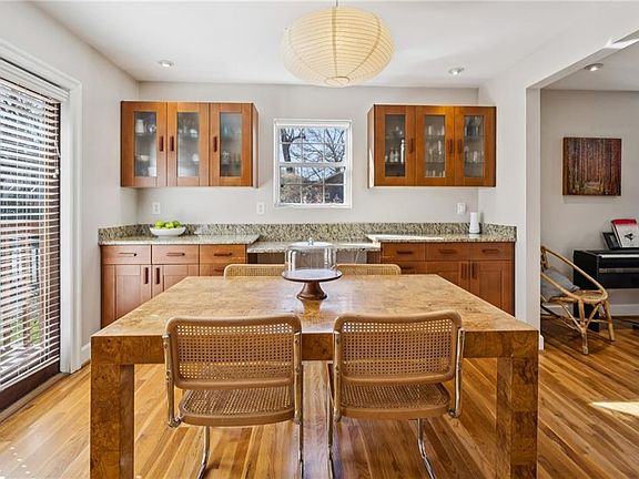 4th image of 1736 Oakview Rd