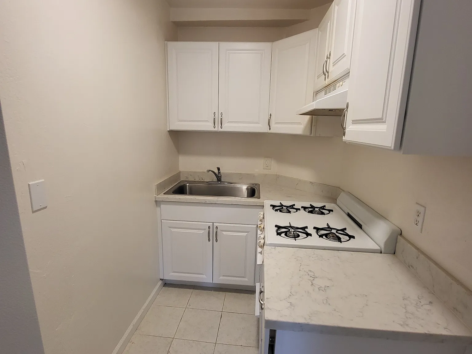 Studio, 400 sqft, $2,100 — Photo 2